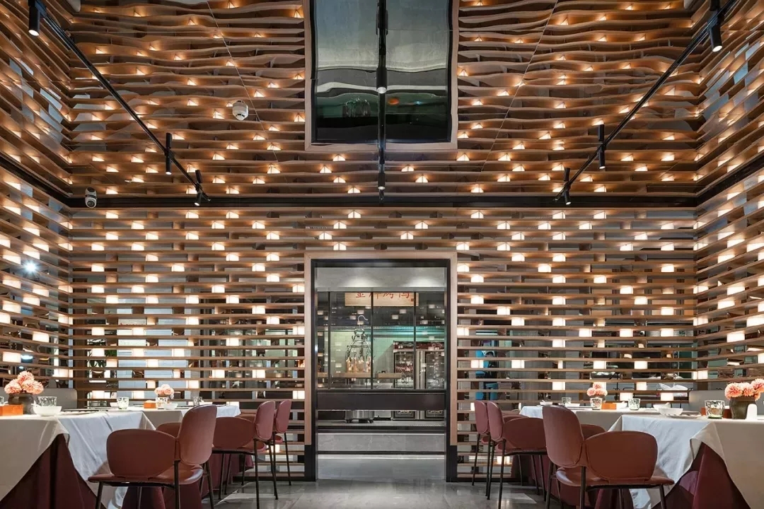 灵川大鸭梨烤鸭店以全新的餐饮空间设计，冲破品牌桎梏，重塑品牌形象