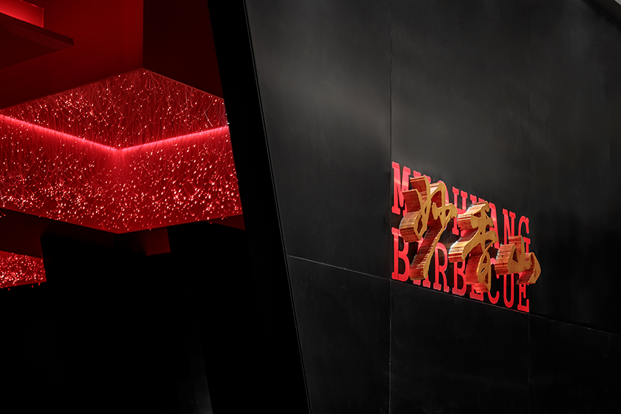 灵川这家烤肉店的餐饮空间设计，俨然是红与黑的世界