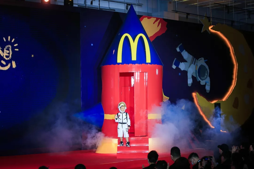 灵川麦当劳中国为孩子“点亮梦想”，带你上天！
